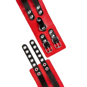 Оковы Pecado BDSM, мягкие, с двумя ремешками с люверсами, натуральная кожа, красно-чёрные (иной угол)