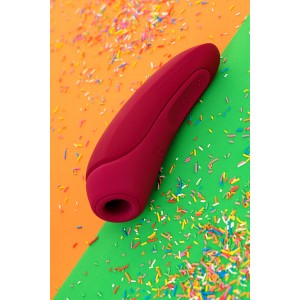 Вакуумный стимулятор Satisfyer Curvy 1+ Rose Red с дистанционном управлением Вакуумный стимулятор Satisfyer Curvy 1+ Rose Red с дистанционном управлением (иной угол)