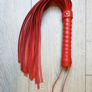 Плетка из натуральной кожи красная Erotoys Fetish line, Ero-109r (иной угол)