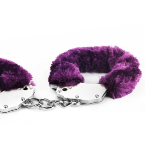 Фиолетовые металлические наручники с мехом Fetish Pleasure (иной угол)
