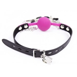 Силиконовый кляп розовый на замочке с зажимами для сосков (иной угол)