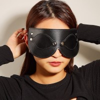 Чёрная маска с застёжкой и клёпками