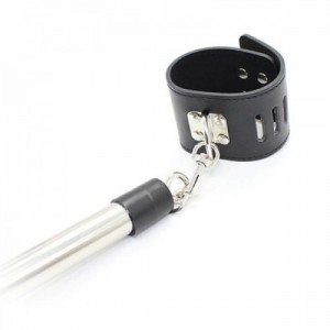 Короткая бондажная распорка с черными наручниками (иной угол)