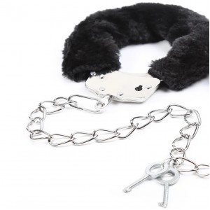 Металлические кандалы с черным мехом (иной угол)