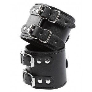 Широкие черные наручники с карабином (иной угол)