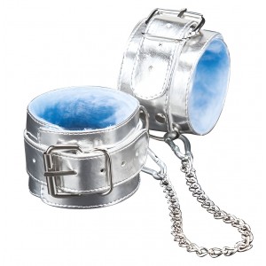 Блестящие серебристые оковы Sitabella с голубым мехом (иной угол)