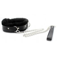 Черный ошейник с мехом на поводке