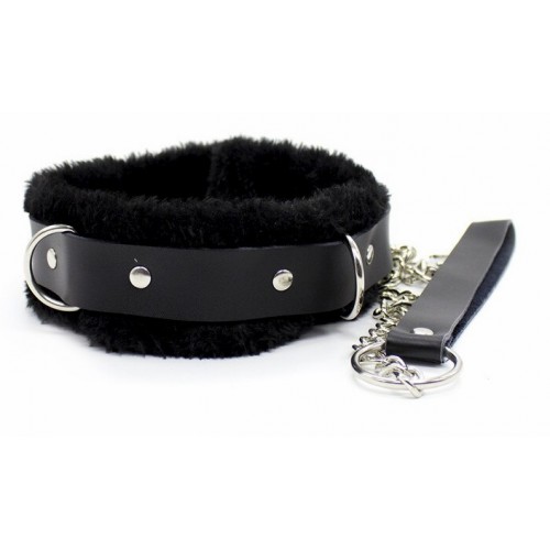 Черный ошейник с мехом на поводке