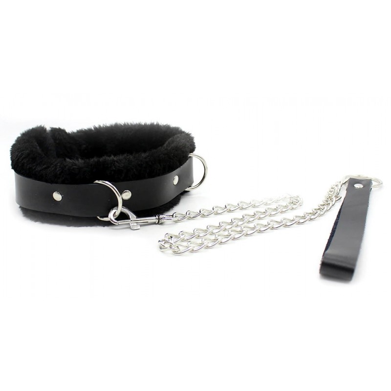 Черный ошейник с мехом на поводке