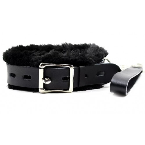 Черный ошейник с мехом на поводке