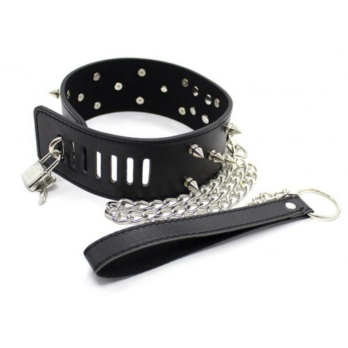 Черный ошейник с шипами на поводке
