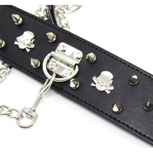 Черный ошейник с шипами на поводке