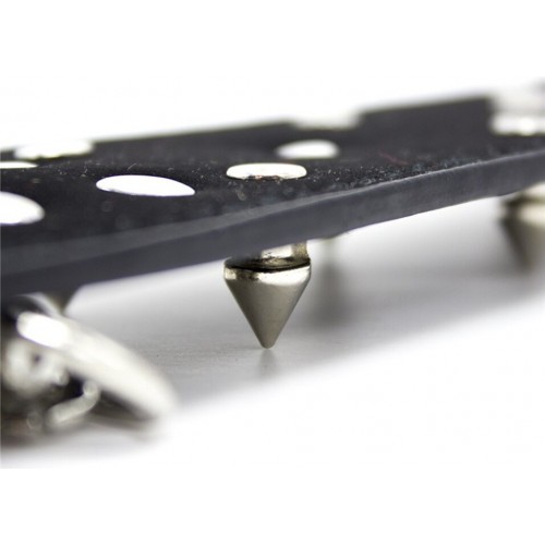 Черный ошейник с шипами на поводке