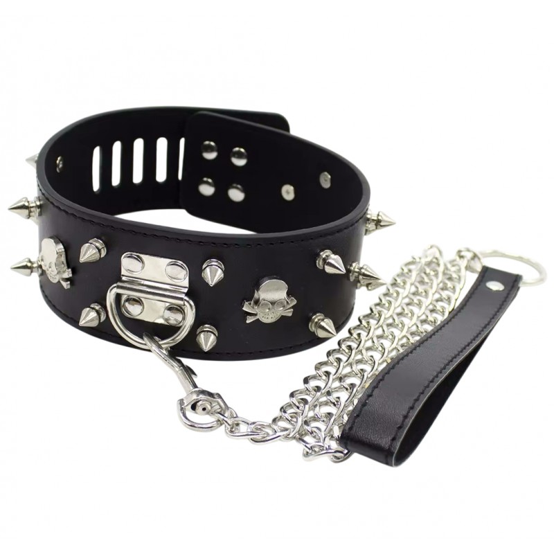 Черный ошейник с шипами на поводке