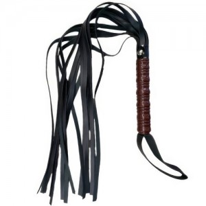 Черная плеть с коричневой ручкой (иной угол)