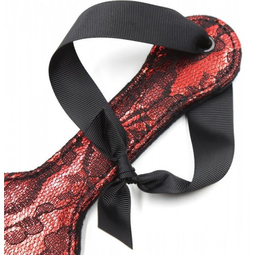 Пэдл красного цвета декорированный кружевом