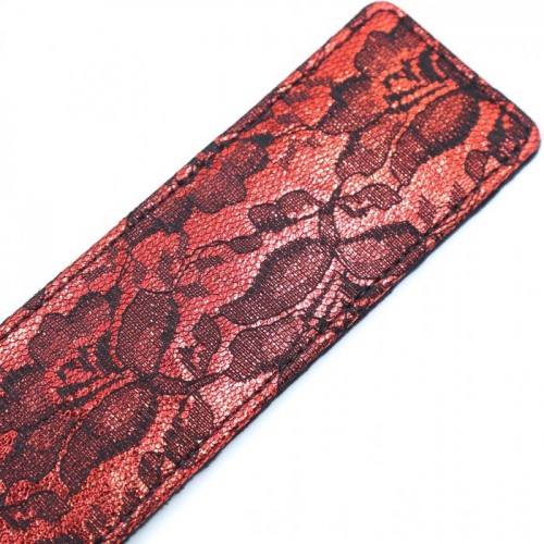 Пэдл красного цвета декорированный кружевом