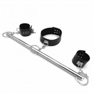Бондажная распорка с ошейником и наручниками черного цвета (иной угол)