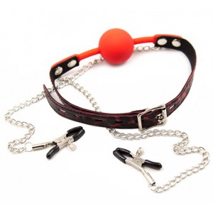 Красный силиконовый кляп с зажимами для сосков на цепочках (иной угол)