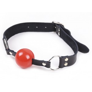 Красный силиконовый кляп на кожаном ремешке Красный силиконовый кляп на кожаном ремешке (иной угол)