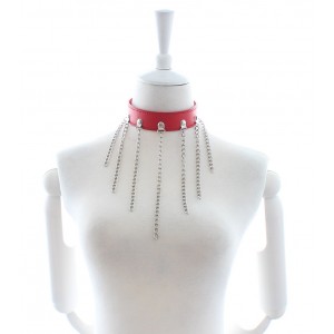 Красный ошейник с цепочками на заклёпках (иной угол)