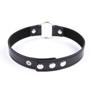 Черный ошейник на заклепках с кольцом (иной угол)