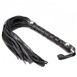 Черная плеть с дизайнерской лакированной ручкой (иной угол)