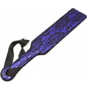 Пэдл фиолетового цвета декорированный кружевом (иной угол)