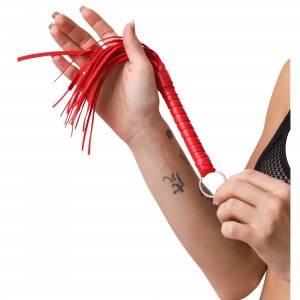 Маленькая красная плеть с кольцом на рукоятке (иной угол)