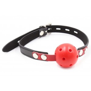 Дышащий красный пластиковый кляп-шар (иной угол)