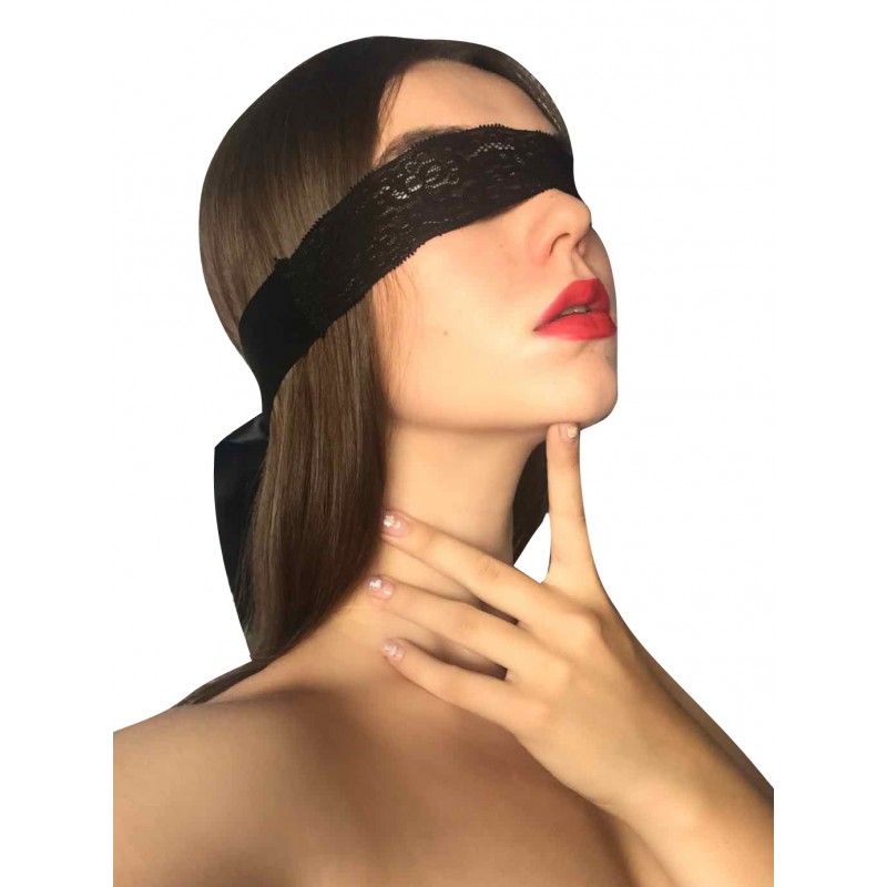 Чёрная ажурная маска с фиолетовой вставкой