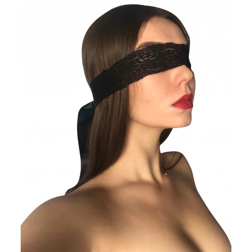 Чёрная ажурная маска с фиолетовой вставкой