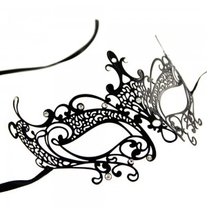 Маска металлическая со стразами (иной угол)