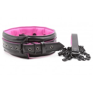 Черно-розовый ошейник на поводке (иной угол)
