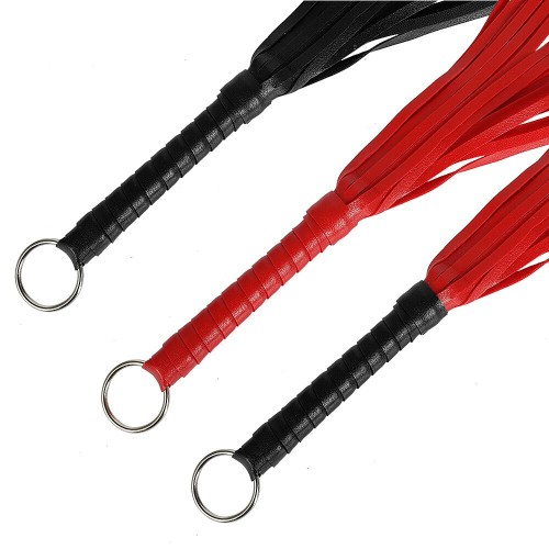 Маленькая красно-черная плеть с кольцом на рукоятке