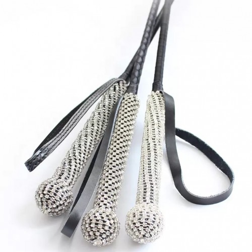 Стек из натуральной кожи с рукоятью декорированной стразами 73 см