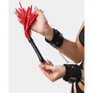 Маленькая красно-черная плеть с кольцом на рукоятке (иной угол)