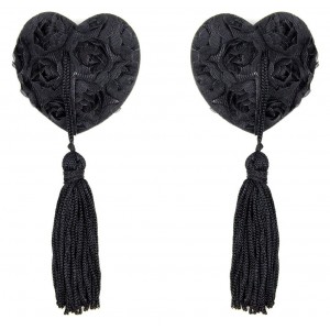 Черные пэстисы в форме сердец декорированные розочками (иной угол)