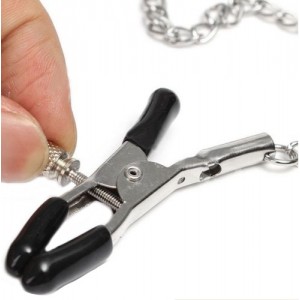 Кляп с металлическим кольцом-расширителем и зажимами для сосков (иной угол)