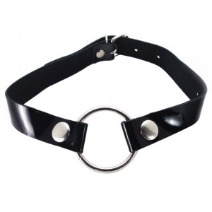 Кляп-кольцо на кнопках с лаковым ремешком