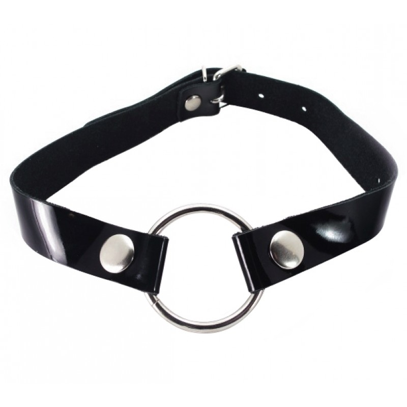 Кляп-кольцо на кнопках с лаковым ремешком