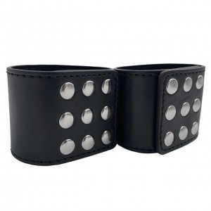 Чёрные наручники с заклёпками (иной угол)