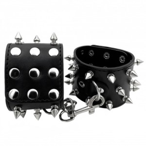 Широкие черные наручники с шипами (иной угол)