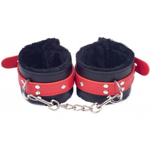 Черно-красные поножи с меховой отделкой  (иной угол)