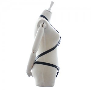 Откровенная сбруя на ремешках с заклепками (иной угол)