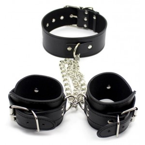 Бондаж чёрного цвета для рук с ошейником на цепочках (иной угол)