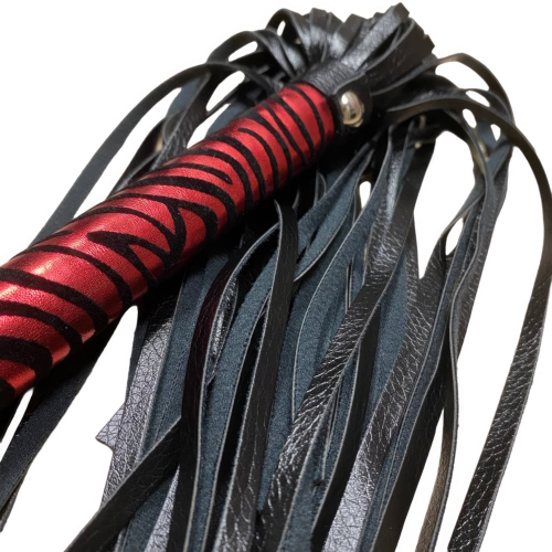 Мягкая красно-чёрная плеть 