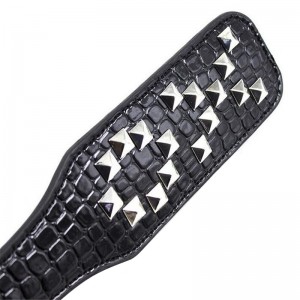 Пэдл-шлепалка черный с заклепками (иной угол)