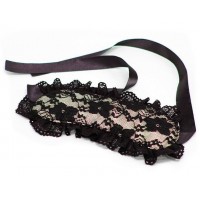 Чёрная кружевная маска с белой вставкой