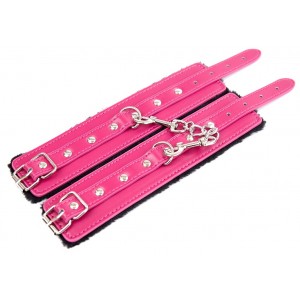 Черно-розовые наручники с мехом (иной угол)